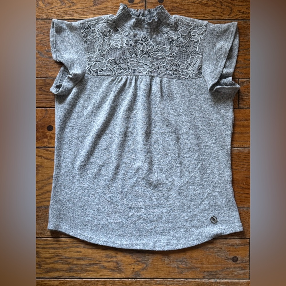ADRIENNE VITTADINI Gray Flutter Sleeve Lace Yoke Top Ruffled Womens Small